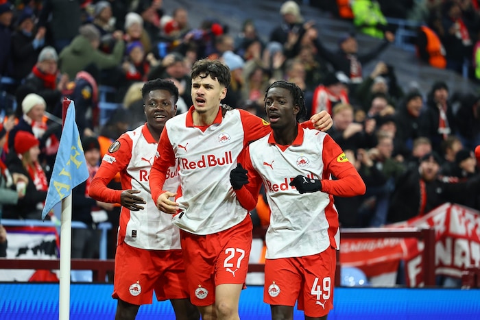 Moussa Yeo (re.) traf per Ferserl nach Vorlage von Kerim Alajbegovic (Mitte).