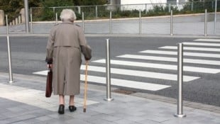 Der 41-Jährige spielte wochenlang den hilfsbereiten Freund – und soll der 85-Jährigen dabei über ...