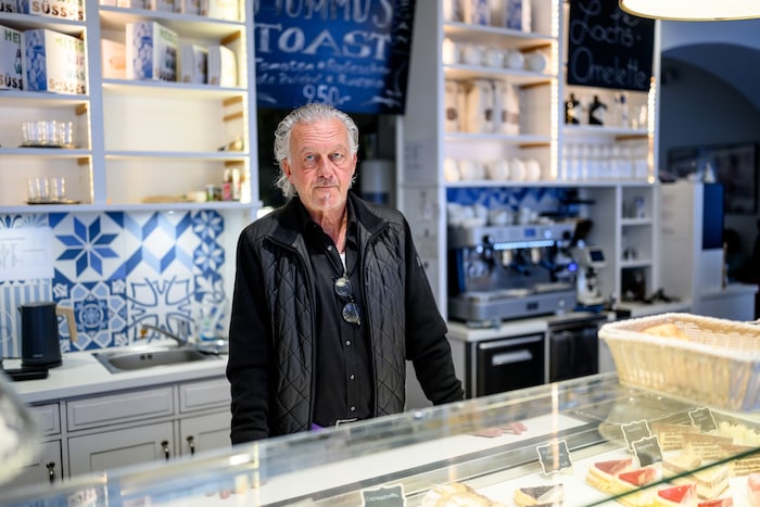 Ex-Polizist Andi Lischkar glaubt, die Trafik wurde von seiner Konditorei aus über mehrere Tage ...