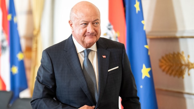 In der Wehrpflicht-Debatte wurde aus allen Richtungen auf Kanzler Stocker gefeuert.