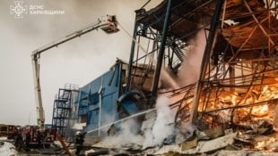 Eine russische Rakete traf eine Lagerhalle in einem Vorort von Charkiw.