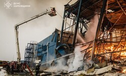 Eine russische Rakete traf eine Lagerhalle in einem Vorort von Charkiw.