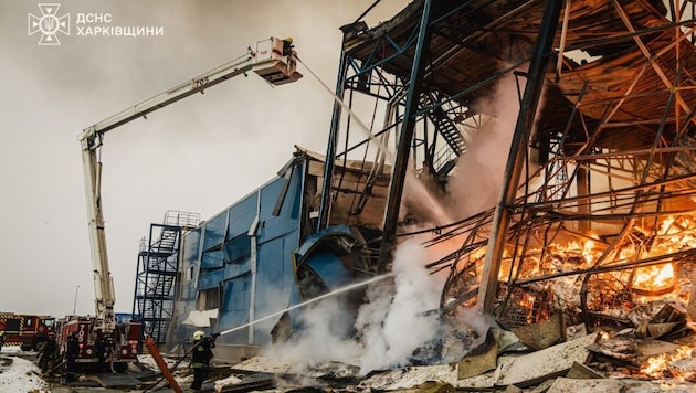 Eine russische Rakete traf eine Lagerhalle in einem Vorort von Charkiw.