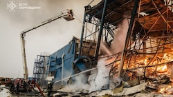 Eine russische Rakete traf eine Lagerhalle in einem Vorort von Charkiw.