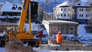 Der neue Iselsteg wurde in dieser Woche eingehoben. 80 Tonnen Stahl wurden verbaut.