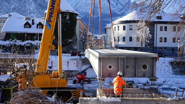 Der neue Iselsteg wurde in dieser Woche eingehoben. 80 Tonnen Stahl wurden verbaut.