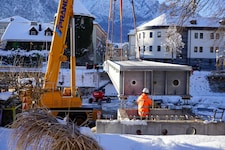 Der neue Iselsteg wurde in dieser Woche eingehoben. 80 Tonnen Stahl wurden verbaut.