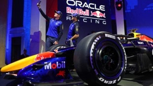 Max Verstappen und Isack Hadjar bei der RB22-Präsentation