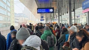 Ein mittlerweile gewohntes Bild bei der S-Bahn in Wien: Volle Bahnsteige und genervte Fahrgäste