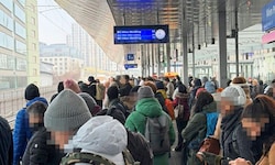 Ein mittlerweile gewohntes Bild bei der S-Bahn in Wien: Volle Bahnsteige und genervte Fahrgäste