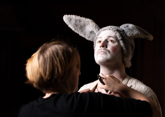 Regisseurin Julia Eder verwandelte Leseonkel Christian in einen Zauberhasen.