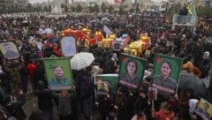 Begräbnis für kurdische Kämpferinnen und Kämpfer in Qamishli, die im Konflikt mit den ...