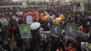 Begräbnis für kurdische Kämpferinnen und Kämpfer in Qamishli, die im Konflikt mit den ...