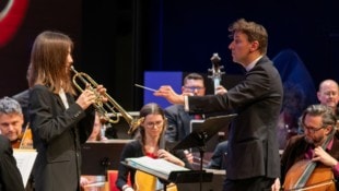 Raphael Obergottsberger mit der Trompete, Dirigent Vinzenz Praxmarer