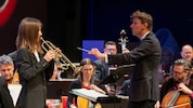 Raphael Obergottsberger mit der Trompete, Dirigent Vinzenz Praxmarer