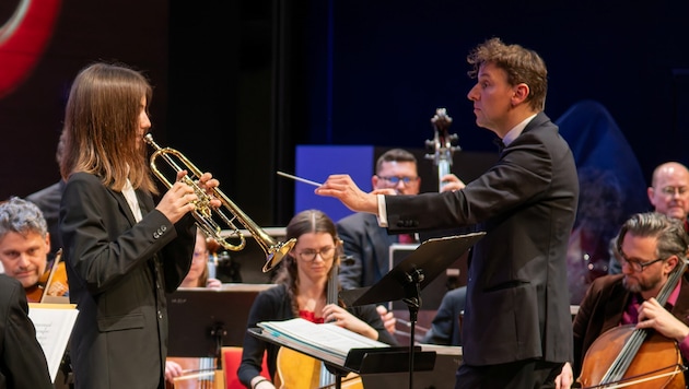Raphael Obergottsberger mit der Trompete, Dirigent Vinzenz Praxmarer
