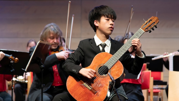 Virtuoser Gitarrist: Le Nhat Tien