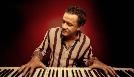 Jacky Terrassons Klavierspiel chanchiert zwischen lyrischem Suchen und eruptiver Wucht.