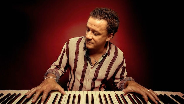 Jacky Terrassons Klavierspiel chanchiert zwischen lyrischem Suchen und eruptiver Wucht.