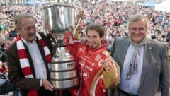 Karl Safron (re.) bei der Meisterfeier des EC KAC im Jahr 