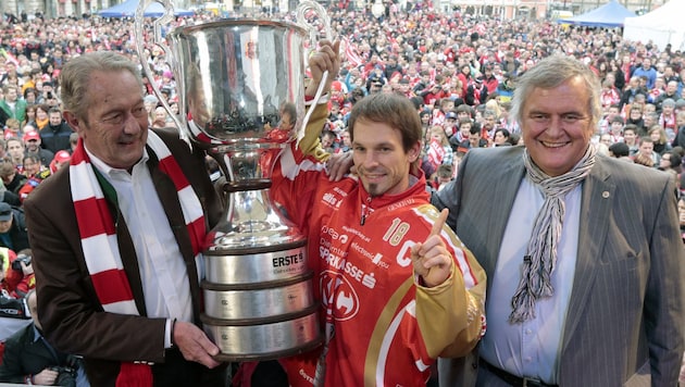 Karl Safron (re.) bei der Meisterfeier des EC KAC im Jahr