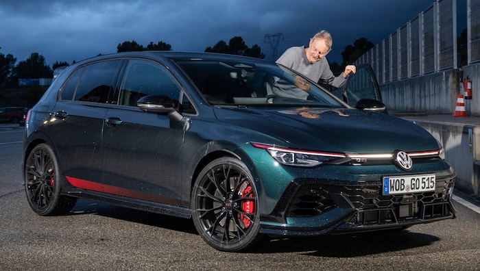 Einsteigen, losfahren, quertreiben – Stephan Schätzl auf der Rennstrecke in Castellolí in der ...