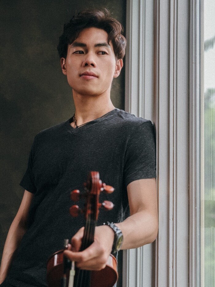 Timothy Chooi ist ein international gefeierter kanadischer Geiger und Professor für Violine an ...