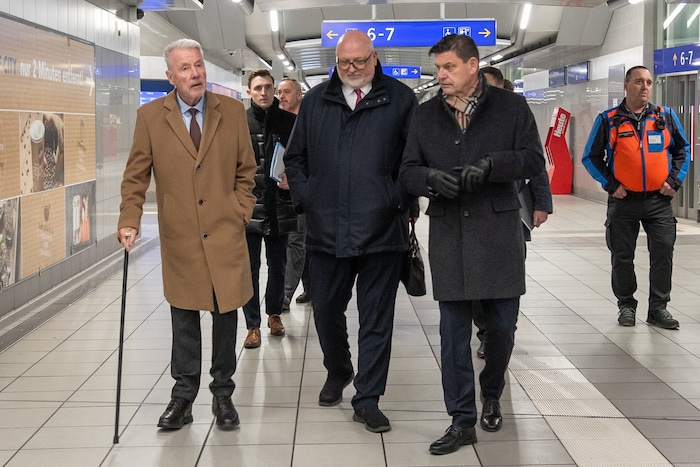 ÖBB-Chef Andreas Matthä (Mitte) kam höchstpersönlich, um sich vor Ort ein Bild von den ...