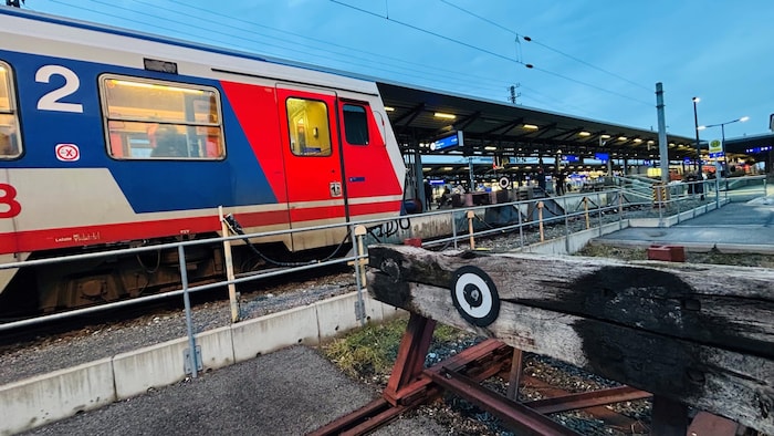 Alles hell erleuchtet. Mit viel neuem Licht auf den Bahnsteigen, in der Unterführung und auf dem ...