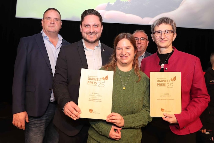 So sehen strahlende Sieger aus: Elisabeth Wuketich vom „ZauberGarten“ und VP-Bürgermeister ...