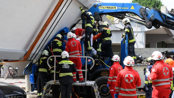 Der Brückenteil stürzte auf das Führerhaus des Lkw.