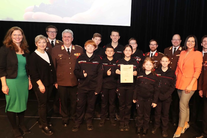 Die Feuerwehrjugend ist stolz auf sich. Auch Kindergärten und Schulen dürfen sich mit kreativen ...
