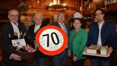 Werner Scheidl (Mitte) wurde 70 Jahre alt. Es gratulierten Siedlungsgenossenschafts-Chef Manfred ...