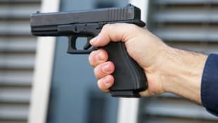 Der Polizist hatte aus seiner Dienstwaffe insgesamt zwei Schüsse abfeuert.