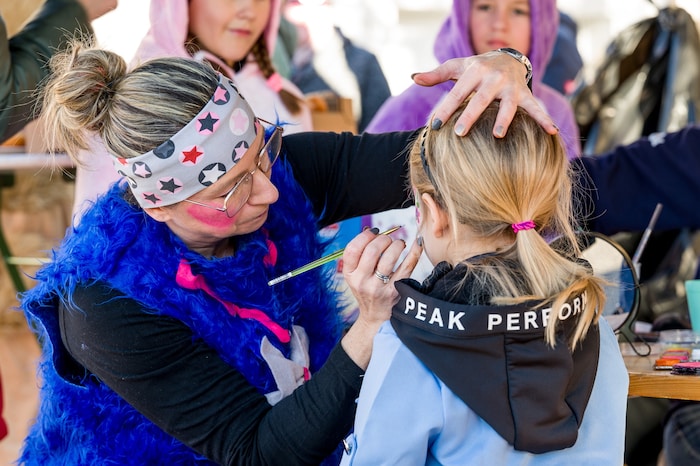 Zu Fasching wird allerhand geboten, auch eine Schminkstation.