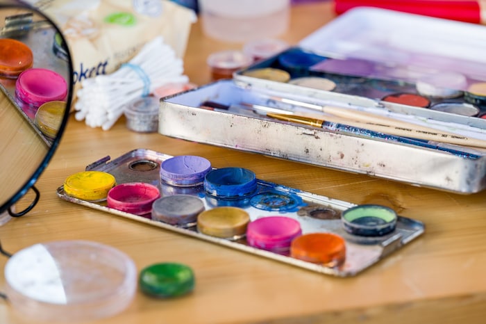 Kinder können sich schminken lassen.