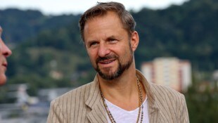 Dem Mann passt einfach alles: „Jedermann“-Star Philipp Hochmair beim Ball der Bälle im Paarlauf ...