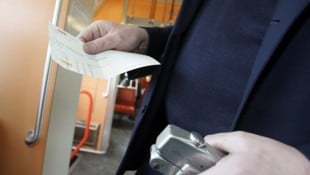 Zwei Männer wurden zweimal ohne Ticket erwischt, einer von ihnen rastete dann völlig aus. 