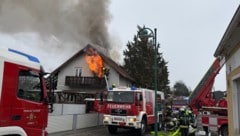 Die Flammen loderten aus dem ersten Stock des Einfamilienhauses in Leitring.
