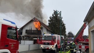 Die Flammen loderten aus dem ersten Stock des Einfamilienhauses in Leitring.