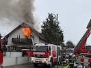 Die Flammen loderten aus dem ersten Stock des Einfamilienhauses in Leitring.