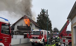 Die Flammen loderten aus dem ersten Stock des Einfamilienhauses in Leitring.