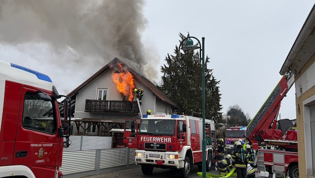 Die Flammen loderten aus dem ersten Stock des Einfamilienhauses in Leitring.