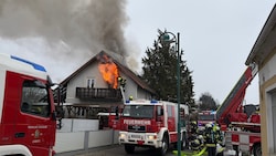 Die Flammen loderten aus dem ersten Stock des Einfamilienhauses in Leitring.