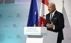 Der ÖVP-Chef kündigt eine Volksbefragung an – allerdings ohne Absprache mit seinen beiden ...