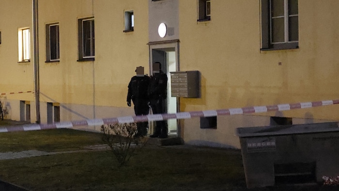 Die Frau wies ebenfalls Stichverletzungen auf.