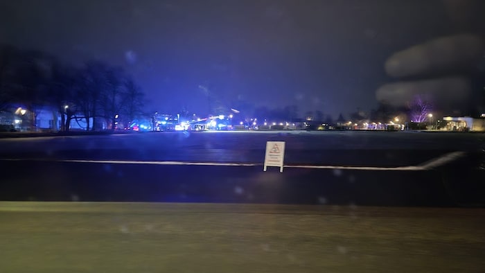 Der Blick von einer anderen Stelle zeigt das Großaufgebot an Einsatzkräften.