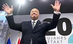 Der ÖVP-Chef kündigte eine Volksbefragung an – allerdings ohne Absprache mit seinen beiden ...
