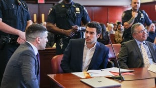 Luigi Mangione (Mitte) hat in den USA Millionen Anhänger – sie verzweifeln nämlich an dem teuren ...