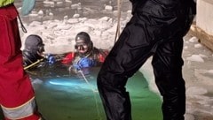 EInsatzkräfte suchten auf einer Einstiegsstelle in den Stadtsee..